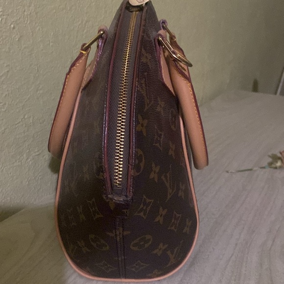Louis Vuitton Authentic Bag - Picture 3 of 6